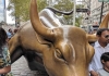 美国华尔街股市象征铜牛被破坏 引游客合影留念，华尔街牛